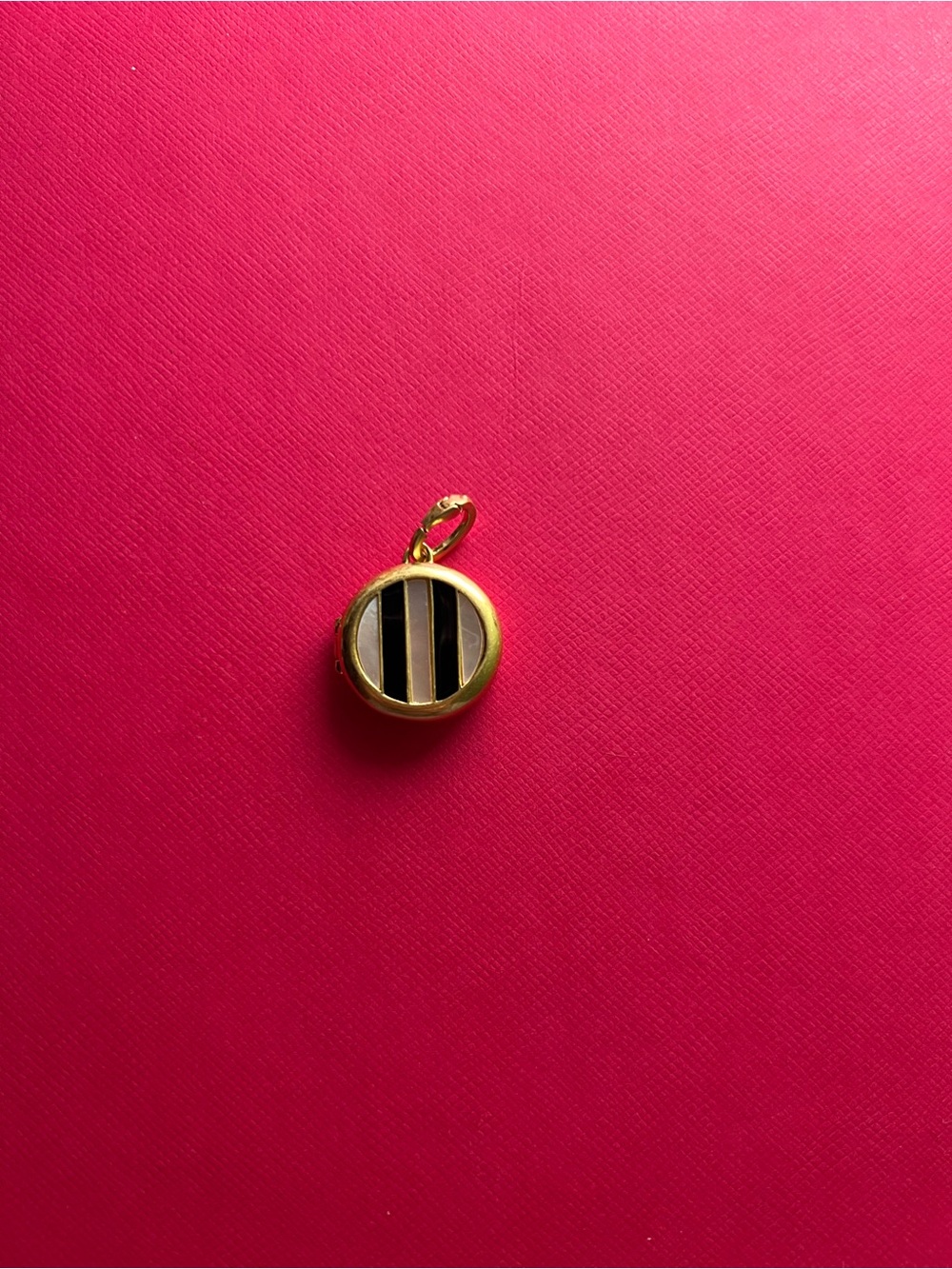 Gold Round Locket with Pearl and Black Stripes - Picture 2 of 5